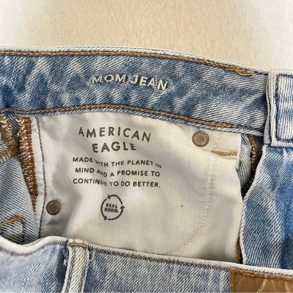 American Eagle Outfitters Women's Strigid Mom Jean Light Wash Size 2 - Picture 11 of 16